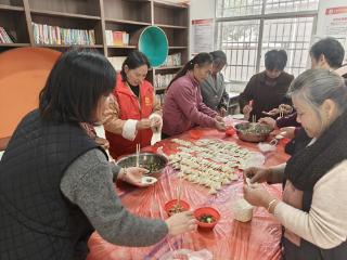 丰城市小港镇北港村开展冬至关爱老人主题活动