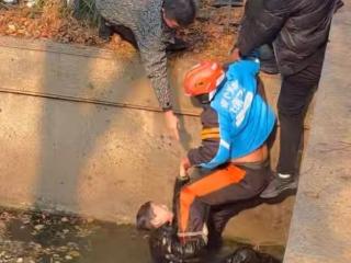 安徽正能量丨阜阳颍上一小孩落水 众人合力救援 救人外卖员：“我不会游泳，但救人的时候没时间想太多”