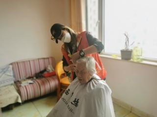 莱西市望城街道苏州路社区：一把社区理发剪，流转了三年时光