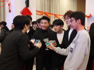 一场新年酒会 “链起”校 企 师 生