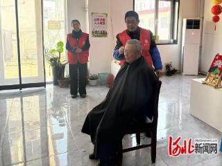 秦皇岛市北戴河新区开展“关爱城市美容师”公益理发活动