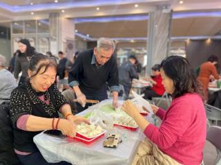 冬至饺子香 社区情意浓