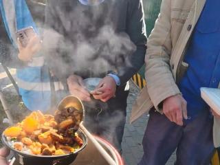 安徽一小伙跨行在工地摆摊卖10元盒饭走红 有网民自掏腰包赞助饮料