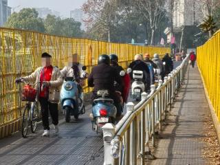 六安五里墩大桥保通钢栈桥逆行有点多 交警已关注