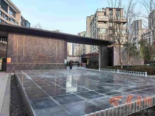 西安一小区顶楼住户拆除原楼板加盖 一楼住户卧室现三条裂缝