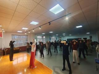 弘扬传统养生文化 赋能教师健康生活 ——临沂四中八段锦公益课堂开课啦