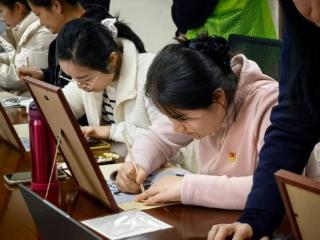 济宁太白湖新区许庄街道滨湖社区开展“金箔流光·匠心传承”非遗手作科普体验活动