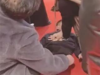 海宁皮革城这位店主还有另一个身份！男孩店内晕厥，她抢回一命