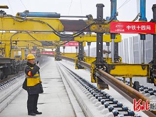 京港高铁雄商段正线铺轨完成