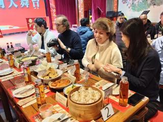 Hello冰雪Go吉林 | 吃饺子 赏京剧 外国媒体品味“中国味道”