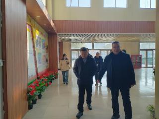 筑牢食安防线 二七区市场监管局督查57中西校区食堂食品安全