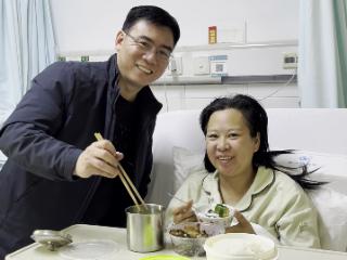 杭州男子停车救人，没想到救的竟是自己老婆！脑溢血9个月没有后遗症，网友：真的是爱的魔力……