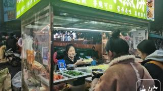 4岁“白雪公主”和妈妈摆摊后续：煎饼摊的“相互成就”，走红之后温暖继续