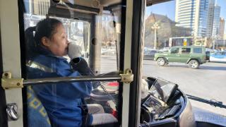 冬至饺子暖人心 103路公交的双向温情