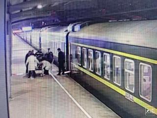 旅客突发心脏不适 铁路人紧急施救