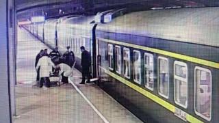 旅客突发心脏不适 铁路人紧急施救