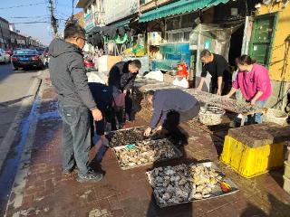 联合整治店外经营 擦亮街区“颜值”