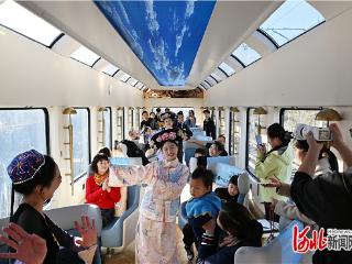 影像记录丨坐全景观光列车，到张家口滑雪去