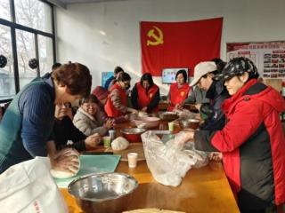 “饺”聚暖冬·指尖传情丨济南市莱芜区张家洼街道鲁矿西区社区开展冬至邻里同乐会活动