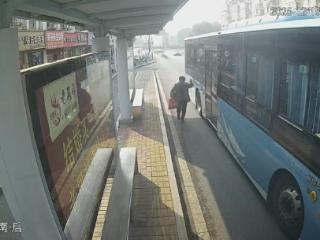 年迈老人奔跑着赶车 池州公交司机 “慢动作”获网民点赞