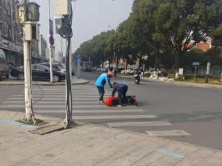 真骑士！老人街头摔倒，外卖小哥暖心帮助