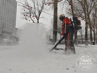 长春1.5万环卫人以雪为令 护航市民出行路