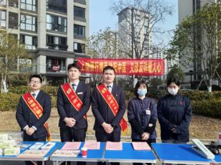 上饶银行鄱阳支行携手徐氏中医开展跨界公益活动，筑牢健康与金融安全屏障