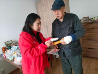 八旬老人意外受伤 “格格”变身“临时家属”