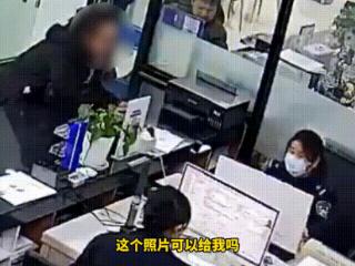 “照片可以给我吗？”在办证窗口，她哭得像个孩子……