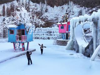 冰瀑美景醉游人