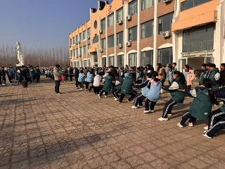 莒南县文疃镇初级中学“迎元旦”冬季拔河比赛圆满落幕
