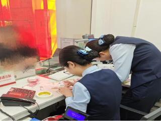 残币“拼图”暖人心 贴心服务践初心