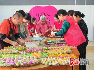 石家庄市新华区家外家养老公寓包饺子过冬至