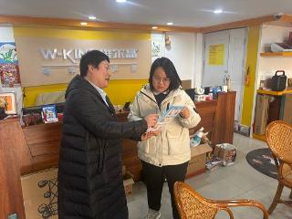 农行临西澳龙城支行：“金融惠市·安全护家”双线服务进板材市场