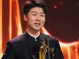 吉林省首摘中国播音主持最高奖 吉林广播电视台主持人延大捧得奖杯