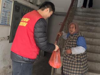 淞源社区：温情冬至送团子，防非反诈护平安