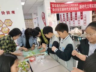 汉峪小学开展“彩饺裹童趣，冬至蕴温情”主题社区联动包水饺活动