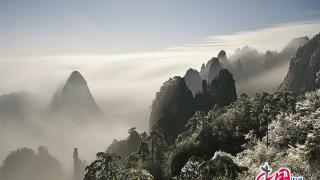 黄山：雪后云海日出同框 宛如多彩画卷(图)