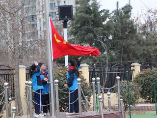 莒南县第五小学举行“赠人玫瑰，手有余香”行为养成教育主题升旗仪式