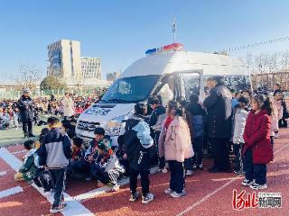 石家庄高新区太行大街小学举行交通安全宣传活动