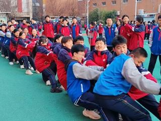 临沂六中2024级举行拔河比赛