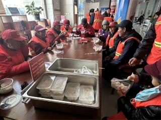 博兴农商银行组织开展关爱户外劳动者冬至送温暖活动