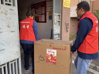 爱心轮椅传递温情 致敬老兵暖人心