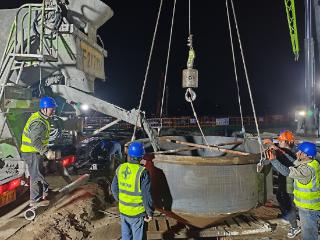 新江海河船闸工程首根桥梁灌注桩成功开钻