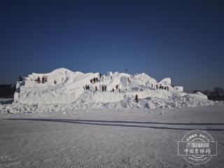净月潭雪雕冰建加速施工 8万立方米雪量勾勒“林雪画境”