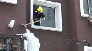 居民楼外墙上有冰溜，长春消防及时处置_060503_5