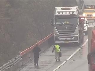 太危险！老公下高速去买油 老婆棍子绑反光背心挥舞