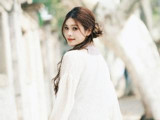 岁暮天寒 清风携韵—— 湛嘉丽首唱新歌《西湖轻轻的风》隆重发布