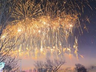“长春式”浪漫: 冰雪新天地烟花盛宴点亮春城