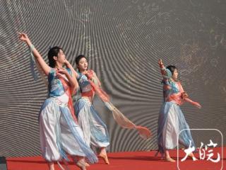 打造沉浸式“莓”好体验！临泉县第三届草莓节甜蜜启幕